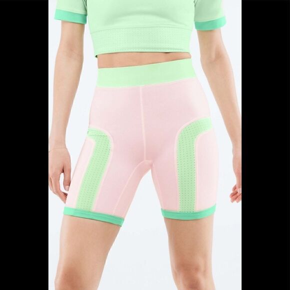 Fabletics High-Waisted Motion365® Color Block Shorts and crop top set - Picture 1 of 13